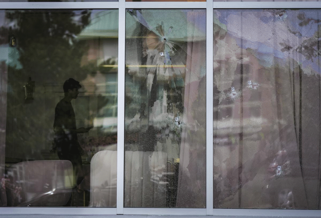Firing_marks_on_window_of_kapil_sharma_cafe